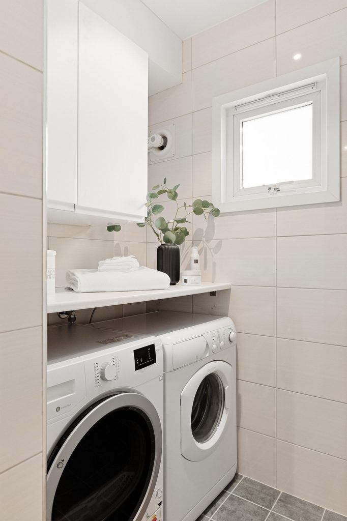 Les dalles en PVC : solution simple et rapide pour habiller un sol de cave, cellier ou buanderie