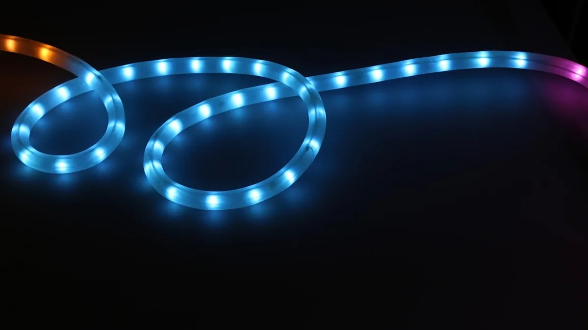 Ruban LED allumé alimenté par un transformateur basse tension