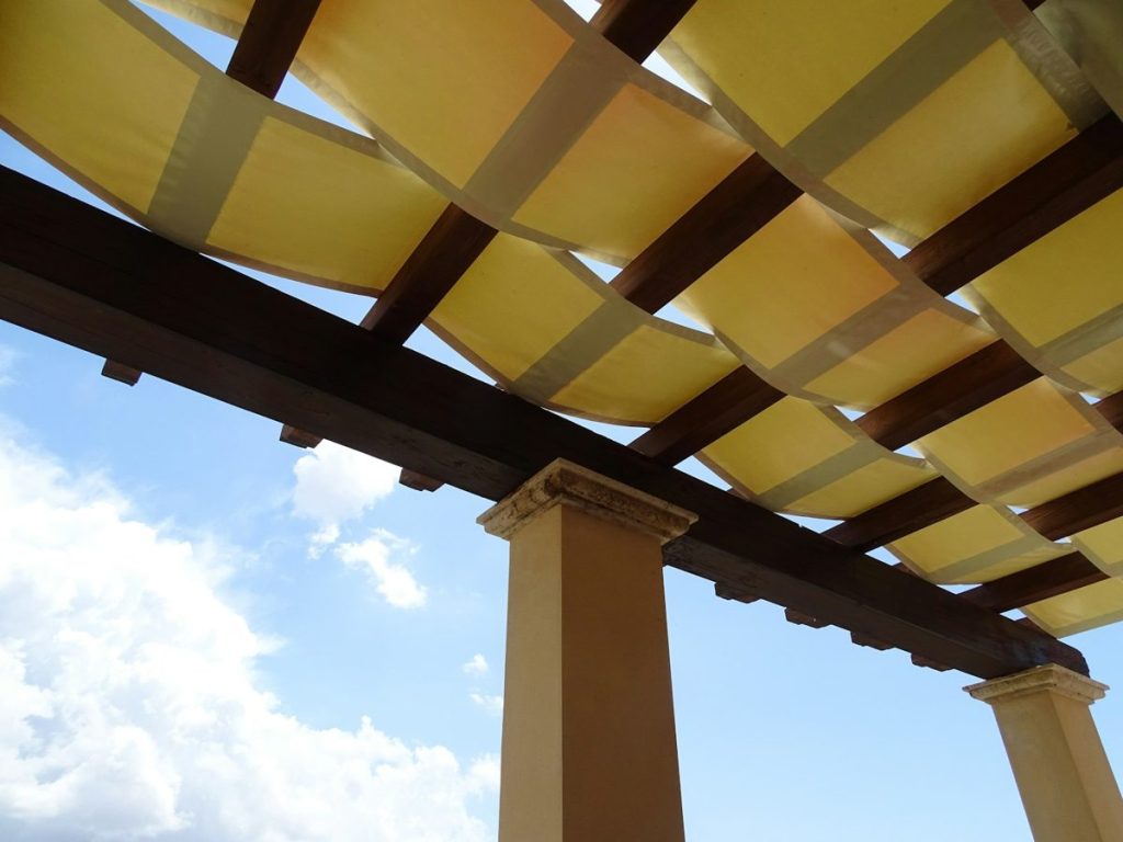 Bâche sur mesure pour pergola : matière, fixations et prise de cotes pour une toile qui tient