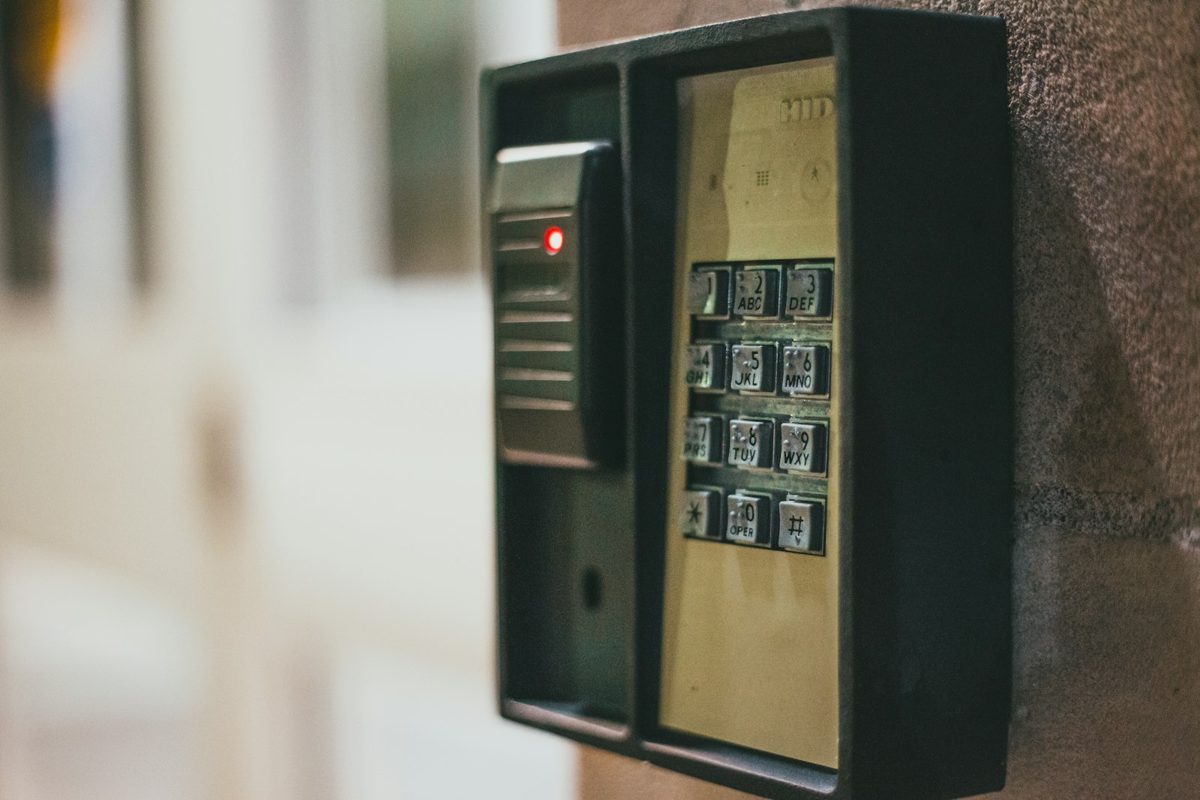 Clavier de commande d'un système d'alarme fixé au mur près d'une porte d'entrée