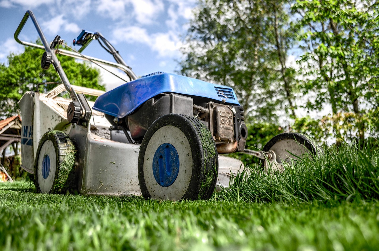 Tondeuse à gazon sur une pelouse fraîchement tondue, entretien de jardin