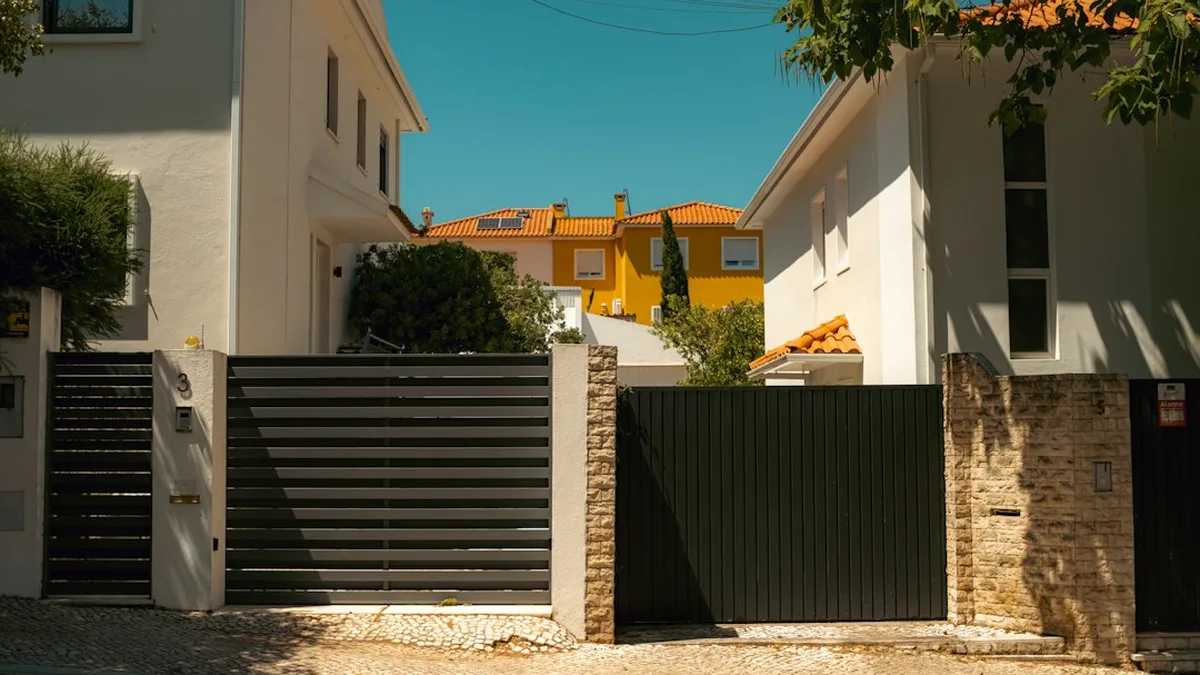 Portail coulissant motorise devant une maison individuelle