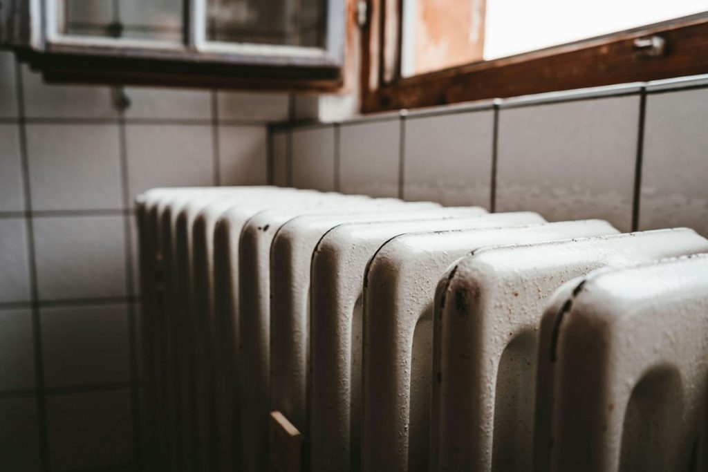 Radiateur à inertie sèche : comment choisir le bon modèle et réduire sa consommation ?