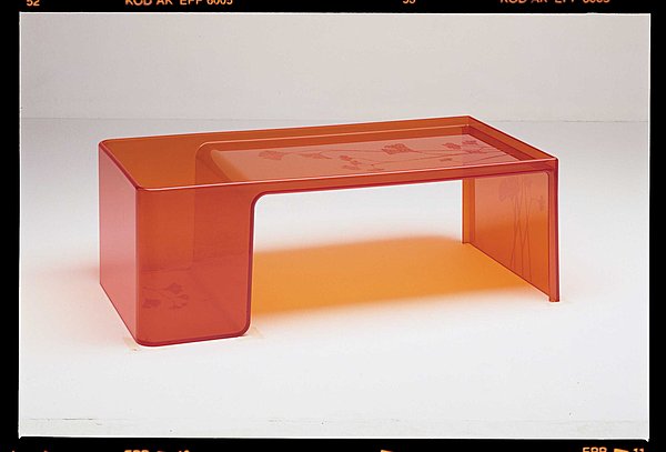 Parfait avec une table (très) basse de chez Kartell. la T-Table.