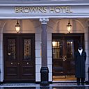 la façade et ses grilles "so british"