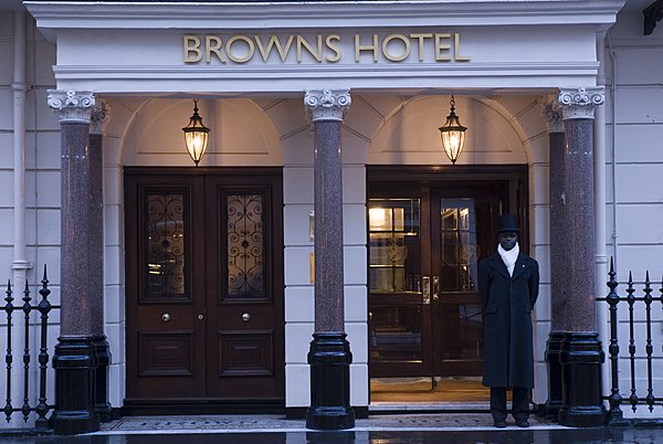 la façade et ses grilles "so british"