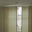 En guise de rideau pour isoler le séjour des regards extérieurs, Daphné a mis au point un système d’écrans et toile, montés sur des châssis à roulettes.