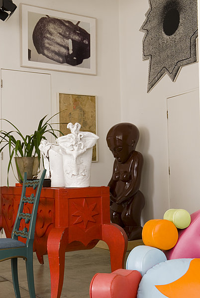 David Gill a trouvé une façon amusante de revisiter le seau à champagne de Luigi Scialanga en y introduisant une plante. Au fond, console et sculpture de Garouste & Bonetti font bon ménage