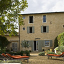 La maison du designer était une école de filles, avant de devenir une boulangerie, un bureau de poste et enfin la maison de Klaus