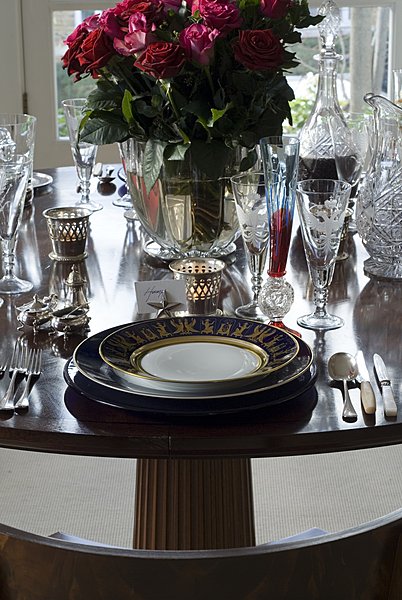 Jusque sur sa table, Tim Gosling est influencé par l’histoire, sa vaisselle est un mélange de style