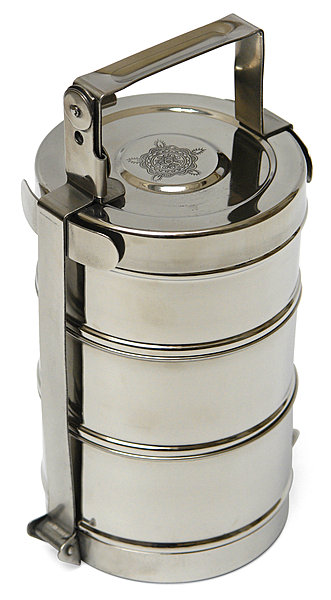 Baobab,
3 compartiments, cantine en acier inoxydable, gravée d’un rosace sur le dessus, H 25 x D 11.5cm. 35€, Baobab, [url]www.taralu.com[/url]