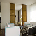 A l'intérieur, c'est le style parisien de l'architecte d'intérieur India Mahdavi qui domine.