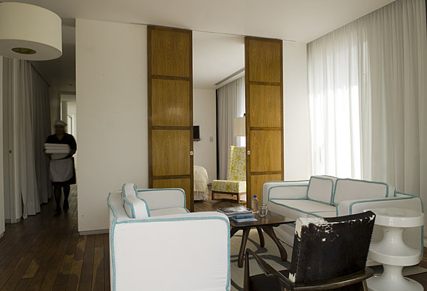 A l'intérieur, c'est le style parisien de l'architecte d'intérieur India Mahdavi qui domine.