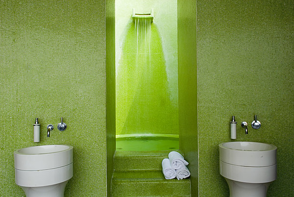 Mais les salles de bains conservent les couleurs mexicaines, très "nature".