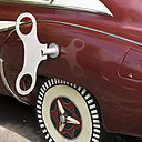 Une sculpture d’une vieille Chevrolet des années 40 réalisée par l’artiste méxicain Betsabé Roméro orne l'entrée de l'hôtel.