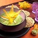 La crème d'asperges servie avec des tuiles au parmesan