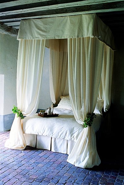 Lit à baldaquin, par Nathalie