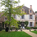 Dans un hameau, cette gentilhommière du XVII (Photo 5) fût récemment réhabilitée et restaurée. Hall avec sa cage d’escalier, grand salon, salle à manger, grand salon/jardin d’hiver, vaste cuisine très bien aménagée, 5/6 très belles chambres, 6 salles de bains, bureau et salon bibliothèque.
Importante dépendance à usage de grange, garage et serre (logement de garde possible). Très beau parc ancien d’environ 1 hectare en partie clos de murs avec