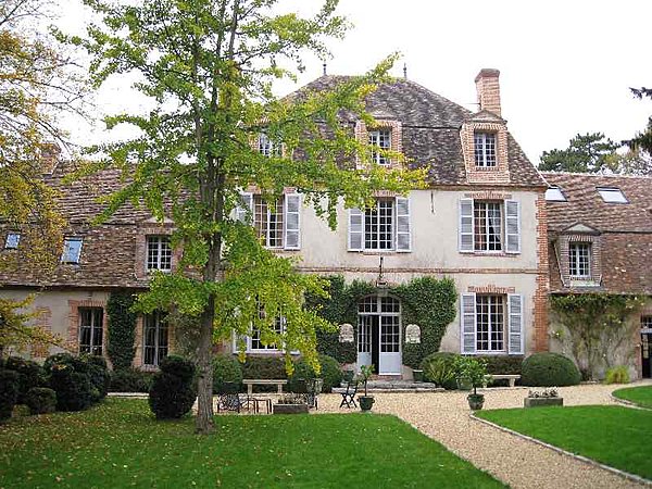 Dans un hameau, cette gentilhommière du XVII (Photo 5) fût récemment réhabilitée et restaurée. Hall avec sa cage d’escalier, grand salon, salle à manger, grand salon/jardin d’hiver, vaste cuisine très bien aménagée, 5/6 très belles chambres, 6 salles de bains, bureau et salon bibliothèque.
Importante dépendance à usage de grange, garage et serre (logement de garde possible). Très beau parc ancien d’environ 1 hectare en partie clos de murs avec
