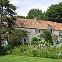 Tout à côté de Montfaurt l’Amaury,à la sortie d’un hameau et appuyée directement à la forêt domaniale de Rambouillet, cette belle  propriété du XVIIème est implantée dans un rare et un  très beau jardin d’environ 7 000 m². Entrée, vestiaire, bureau, salle à manger, cuisine et office, buanderie, grand salon cheminée, 7 chambres, 5 salles de bains/douches. Dépendances : maison de gardiens, cellier, four à pain, garage, préau, atelier avec grenier. Tennis. Environnement très privilégié au grand calme. C’est un
