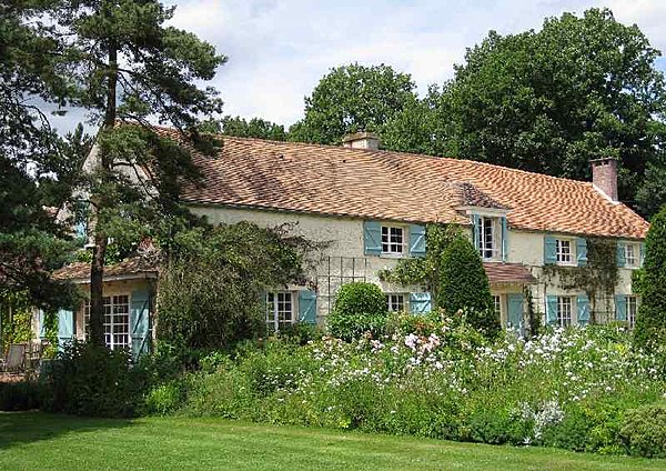 Tout à côté de Montfaurt l’Amaury,à la sortie d’un hameau et appuyée directement à la forêt domaniale de Rambouillet, cette belle  propriété du XVIIème est implantée dans un rare et un  très beau jardin d’environ 7 000 m². Entrée, vestiaire, bureau, salle à manger, cuisine et office, buanderie, grand salon cheminée, 7 chambres, 5 salles de bains/douches. Dépendances : maison de gardiens, cellier, four à pain, garage, préau, atelier avec grenier. Tennis. Environnement très privilégié au grand calme. C’est un
