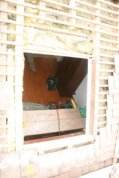 étape pour la pose d'une fenêtre de toit.