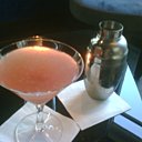 Vodka, jus de citron vert frais et crème de framboise pour le