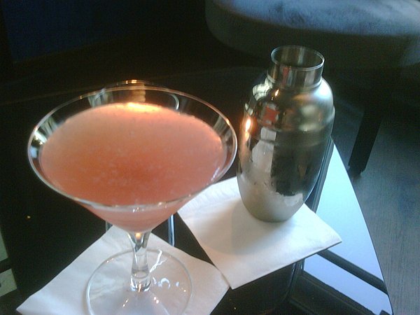 Vodka, jus de citron vert frais et crème de framboise pour le