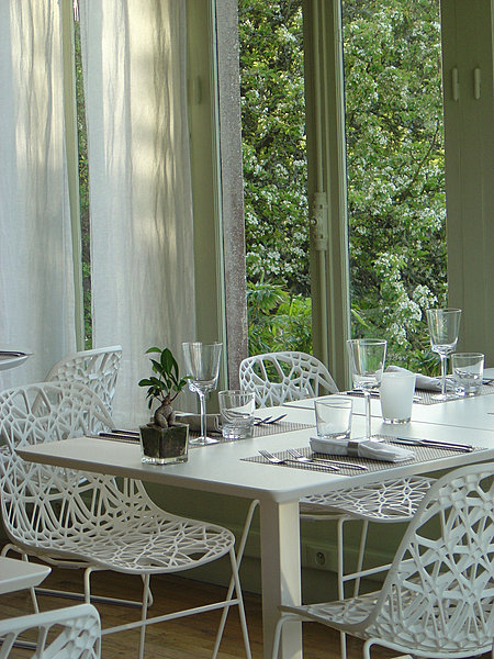 Le Restaurant blanc et design donne sur le jardin.