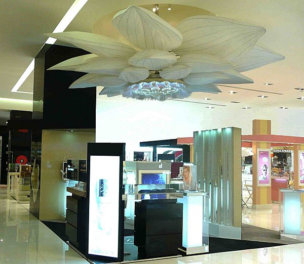 Nénuphar aux pétales de métal cintré créé pour l'espace beauté