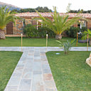 Le chemin menant du pool house aux chambres