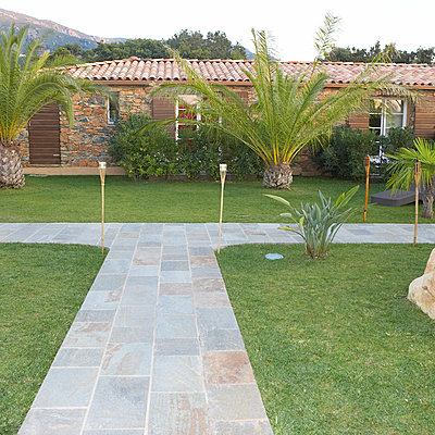 Le chemin menant du pool house aux chambres