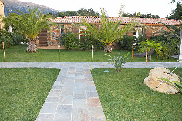 Le chemin menant du pool house aux chambres