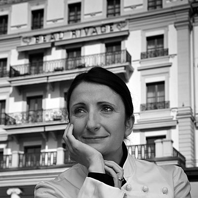 Portrait d'Anne-Sophie Pic devant le Beau Rivage Portrait d'Anne-Sophie Pic devant le Beau Rivage