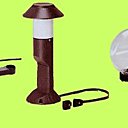 Robustes aux intempéries, les luminaires de jardin diffusent une douce lumière et balisent les allées