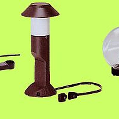 Robustes aux intempéries, les luminaires de jardin diffusent une douce lumière et balisent les allées Robustes aux intempéries, les luminaires de jardin diffusent une douce lumière et balisent les allées