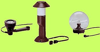 Robustes aux intempéries, les luminaires de jardin diffusent une douce lumière et balisent les allées