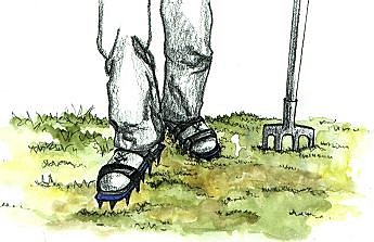 Vous pouvez préparer la pelouse en fixant sur vos chaussures des patins aérateurs.