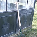 La fourche-bêche idéale pour les sols durs et caillouteux