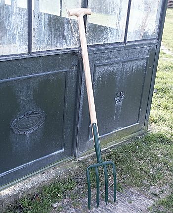 La fourche-bêche idéale pour les sols durs et caillouteux