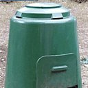 Le compost en silo, bien adapté aux petits jardins.