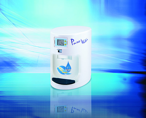 6. Cet osmoseur-fontaine à 5 niveaux de filtration est également proposé en version sous évier. Il est équipé d’une pompe haute pression et d’un réservoir de 5 litres. L 25 x H 36 x P 44 cm. Capacité 300 litres/jour. X litre d’eau filtré pour X litres rejé