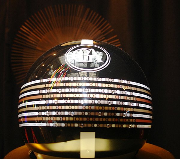 Strass et paillettes pour ce casque de fête