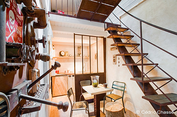 La cuisine, vue de la salle des machines