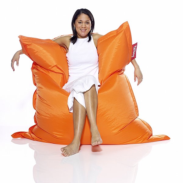 Assise dans son Fatboy orange