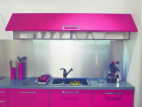 Grâce à sa porte relevable, le placard haut peut rester ouvert sans risque de bosse. Cuisine Fruité. Darty.