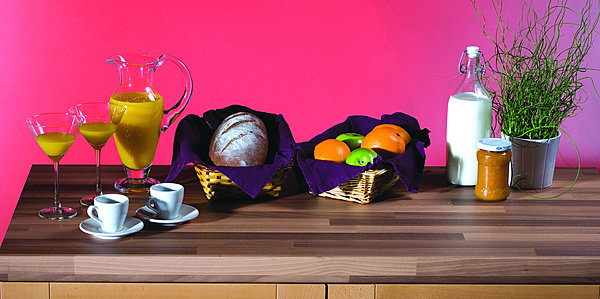 Un plan de travail en bois ? Non, en stratifié, décor noyer. Imitation réussie. Stratifié Polyform. Polyrey.