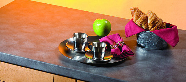 Imitation métal patiné pour ce plan en stratifié de 5 cm d'épaisseur. Stratifié Polyform. Polyrey.