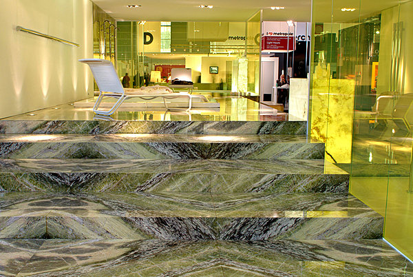 Le marbre posé à livre ouvert