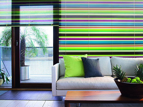 Avec ses lames de couleurs différentes, le store vénitien en aluminium crée l'ambiance. Pratique, il est lavable. Komilfo.